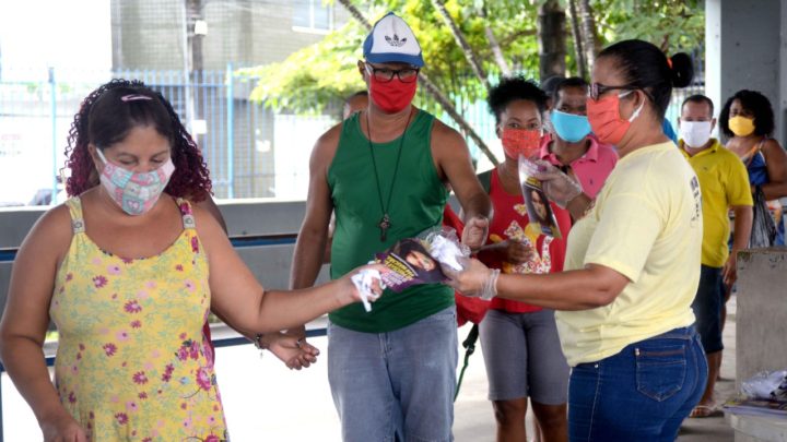 Prefeitura distribui máscaras em estações de transbordo