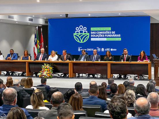 Deputado representa a Alba no Encontro Anual das Comissões de Soluções Fundiárias Deputado representa a Alba no Encontro Anual das Comissões de Soluções Fundiárias