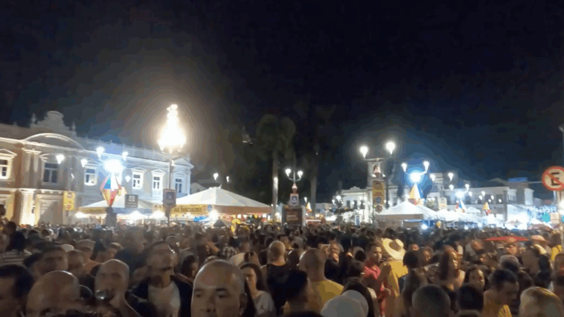 Pelourinho lota (de novo) no São João, e acessos são fechados por segurança