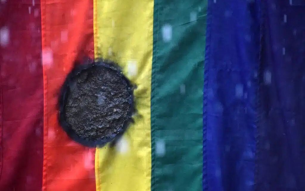 Exposição fotográfica ‘Até Quando?’ denuncia crimes contra pessoas LGBTQIA+ no Brasil