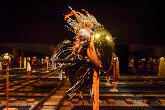 Exposição ‘Òná Ìrin: Caminho de Ferro’ segue em cartaz até o dia 10 de agosto no Muncab