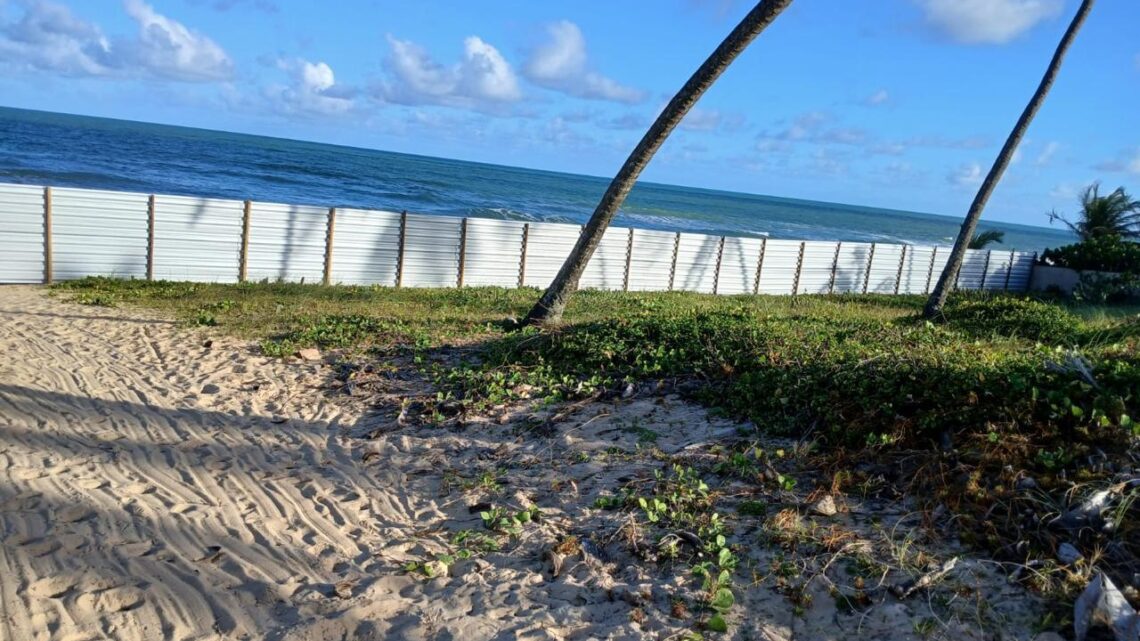 *Moradores do Condomínio Aldeias de Jacuípe são surpreendidos com bloqueio de acesso à praia