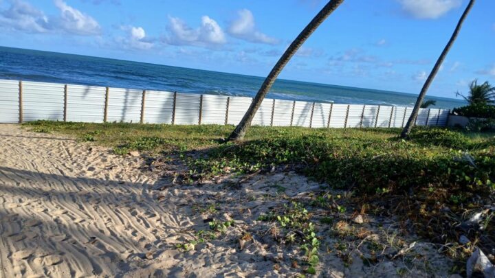 *Moradores do Condomínio Aldeias de Jacuípe são surpreendidos com bloqueio de acesso à praia