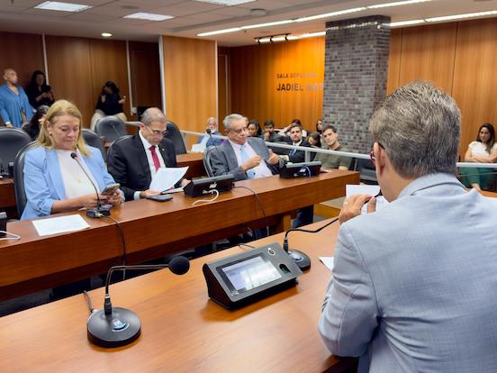 CCJ da Alba aprova por unanimidade importantes projetos do deputado Hassan